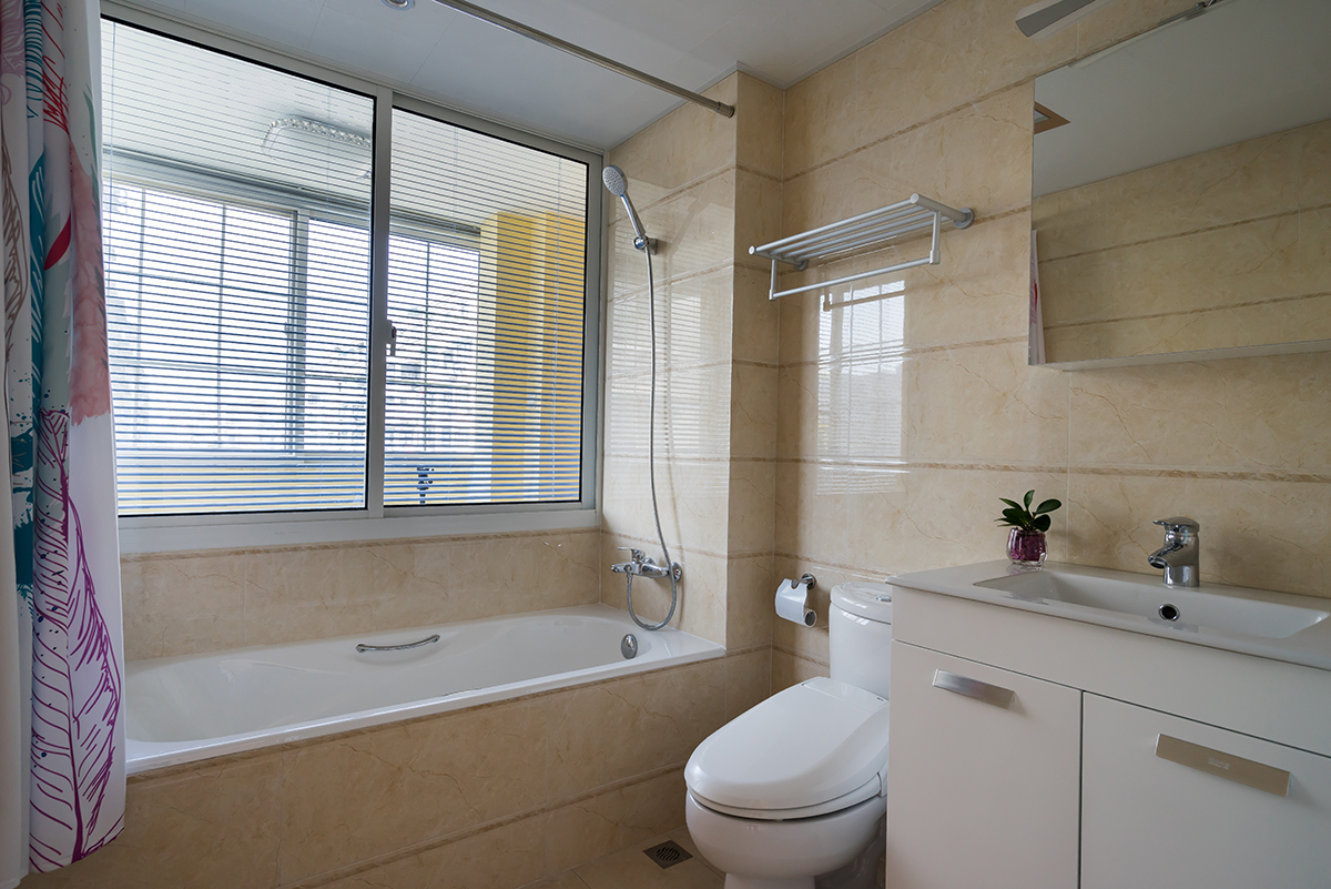 衛生間：衛生間加了浴缸，下班之后認真享受生活，選用米黃色的磚石來鋪貼墻面，白色洗手盆既不張揚，也不沉悶，就將利落地盥洗生活表現了出來。