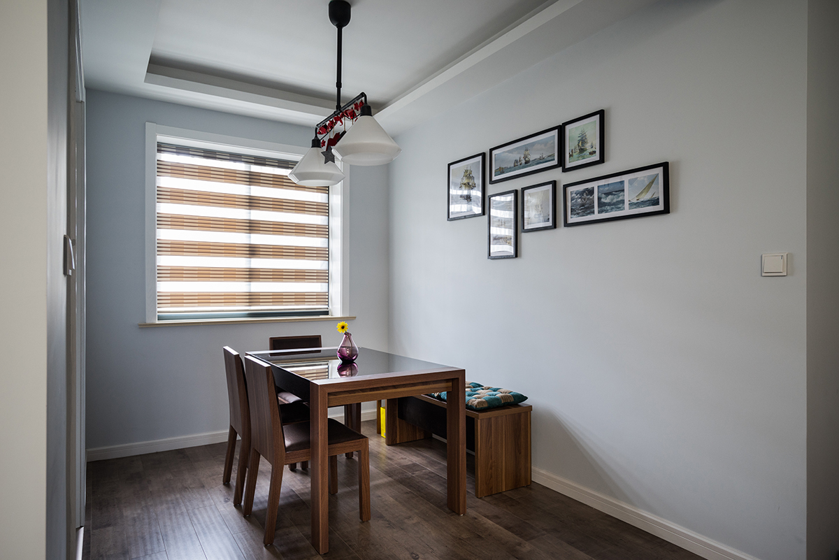 餐廳：餐廳客廳連貫的空間，餐椅搭配靠墻的卡座，整個空間顯得充滿了華麗與溫馨的雅致感。主臥：臥室整體墻面氛圍在淺灰色的基調為主，結合墻上的風景墻布和窗戶上的白色的帳紗，使得空間被經驗端莊的氛圍包圍。
