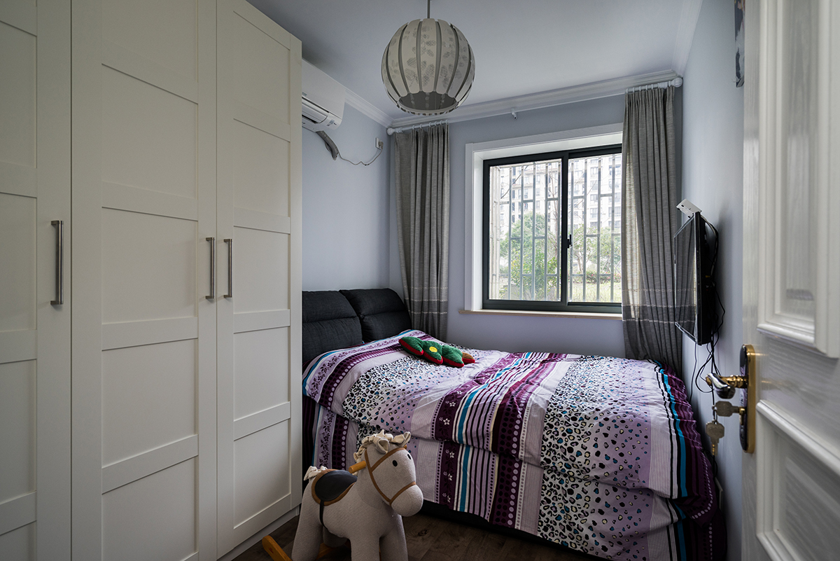 次臥：次臥淺灰色的空間基礎，布置一張布藝靠背的床鋪，整體素雅端莊的軟裝布置，讓睡眠氛圍閑適而安靜。
