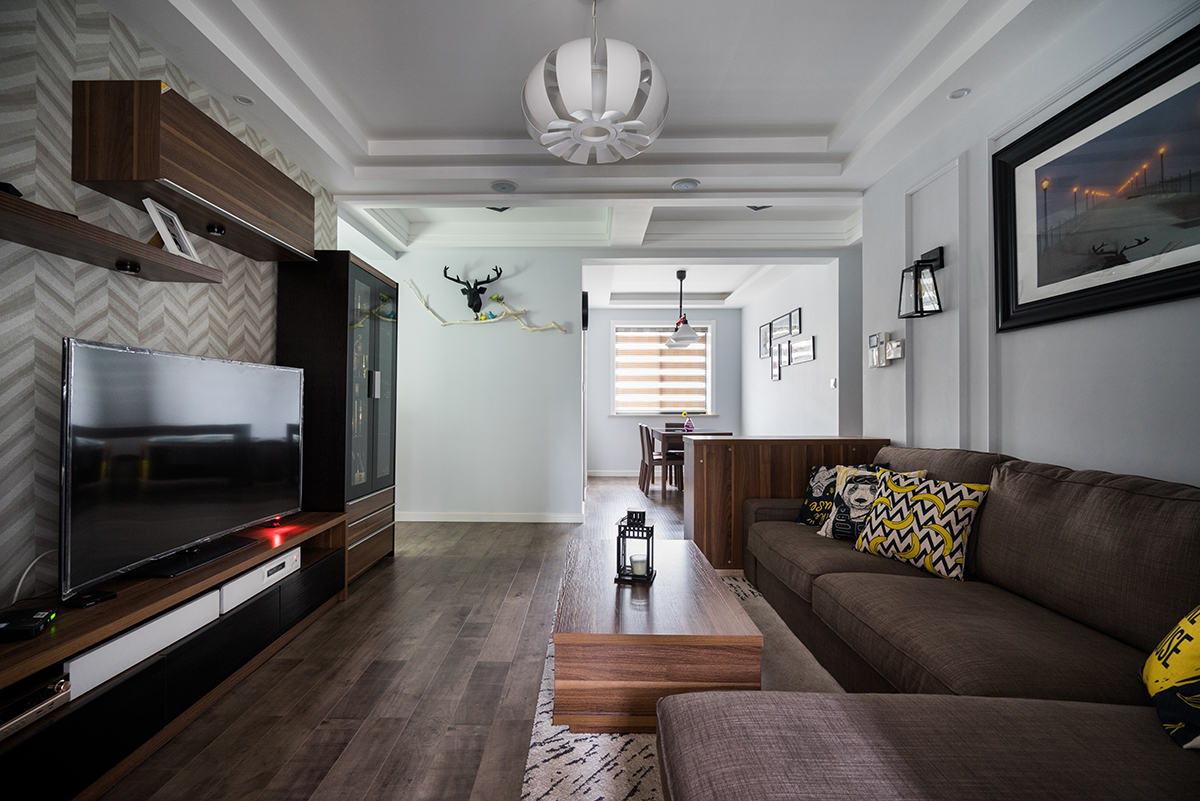 客廳：客廳光線很好，窗戶裝了百葉簾，光線透進來，空間明亮通透，而客廳的亮點是電視背景墻柜子搭配設計，白色搭配深色沙發，簡潔大方。
