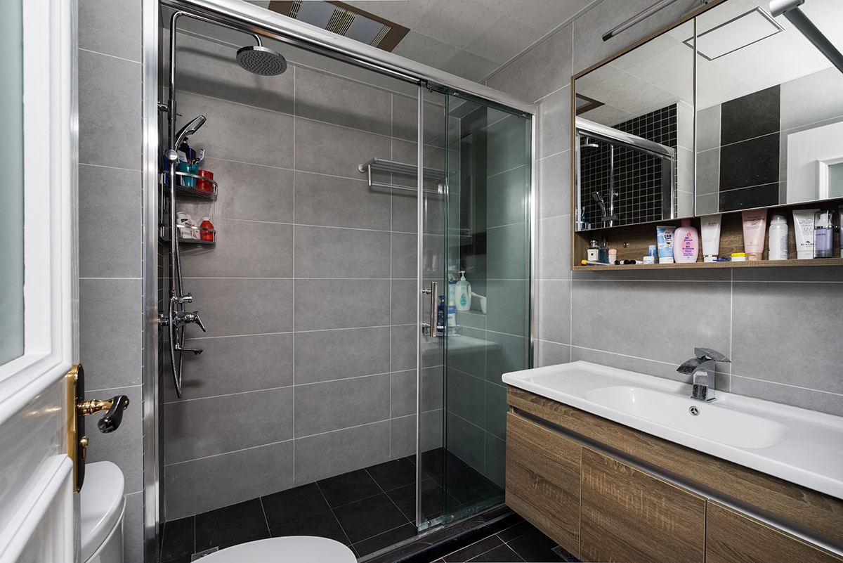 衛生間：衛生間以黑色地磚+灰色墻磚，干濕分離的衛生間設置，為主人提供了一個享受放松的衛浴體驗。
