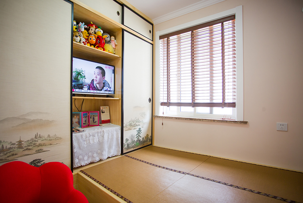 次臥：次臥，衣柜采用到頂設計，白色門板搭配長條形黑色拉手，現在很流行這樣的衣柜設計，簡直就是網紅款！
