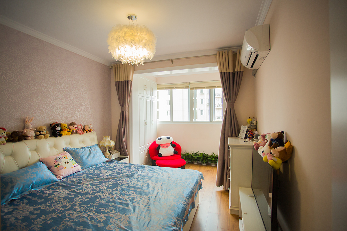 臥室：主臥除了基礎的硬裝，軟裝方面客戶只用了簡單的家具搭配，讓整個空間干凈清潔，主臥帶陽臺，加了陽臺柜，增加收納空間，主要考慮的是使用功能。。