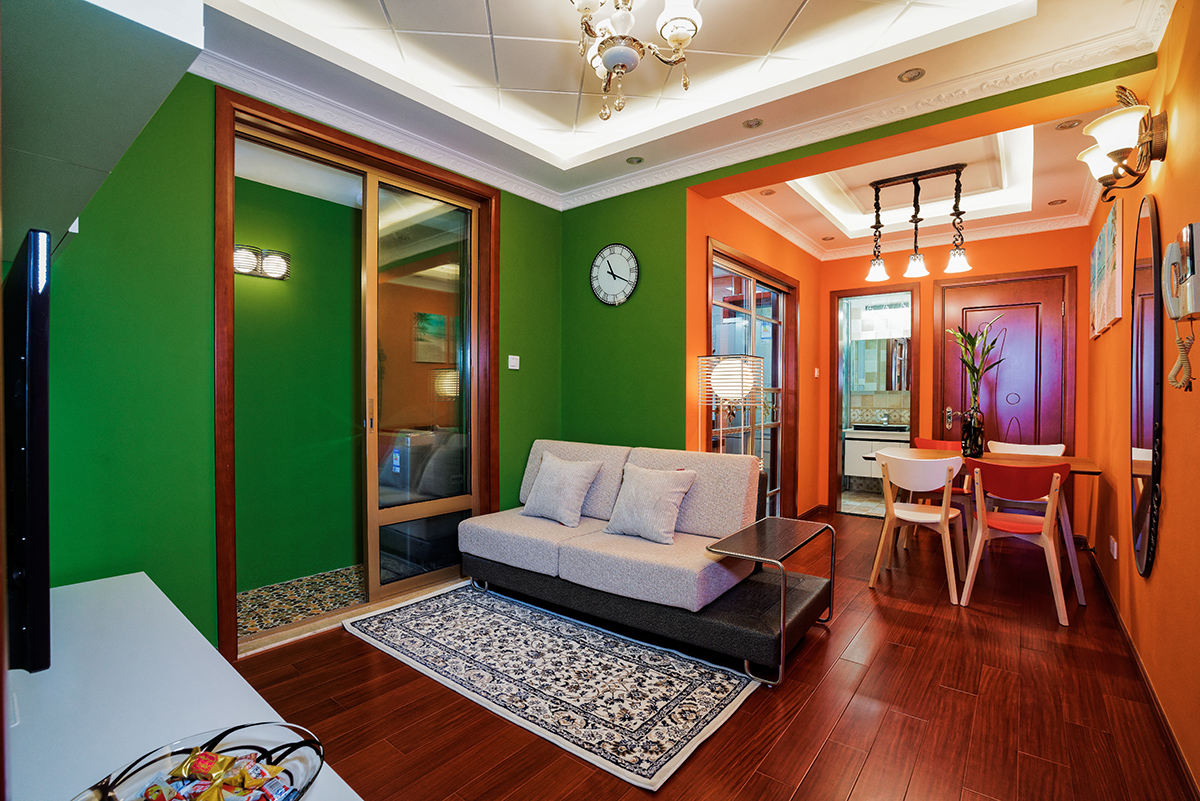 客廳：客餐廳的空間起初很狹窄，廚房墻體突出餐廳很多，餐廳旁邊起初有一個儲藏室，這個儲藏室的位置和衛(wèi)生間的整體性很差，經(jīng)過改造后，客餐廳的格局很規(guī)整，空間被拉伸，客餐廳的格局很特別，打破了傳統(tǒng)的擺放格局，很隨性，整個空間墻面用了兩種色彩，了解了業(yè)主的心思后，最后給客戶定位了綠色、橙色。為了讓空間層次感更強烈點，吊頂采用了雙層藝術(shù)造型，更襯托了業(yè)主的膽大心細(xì)的特點。
