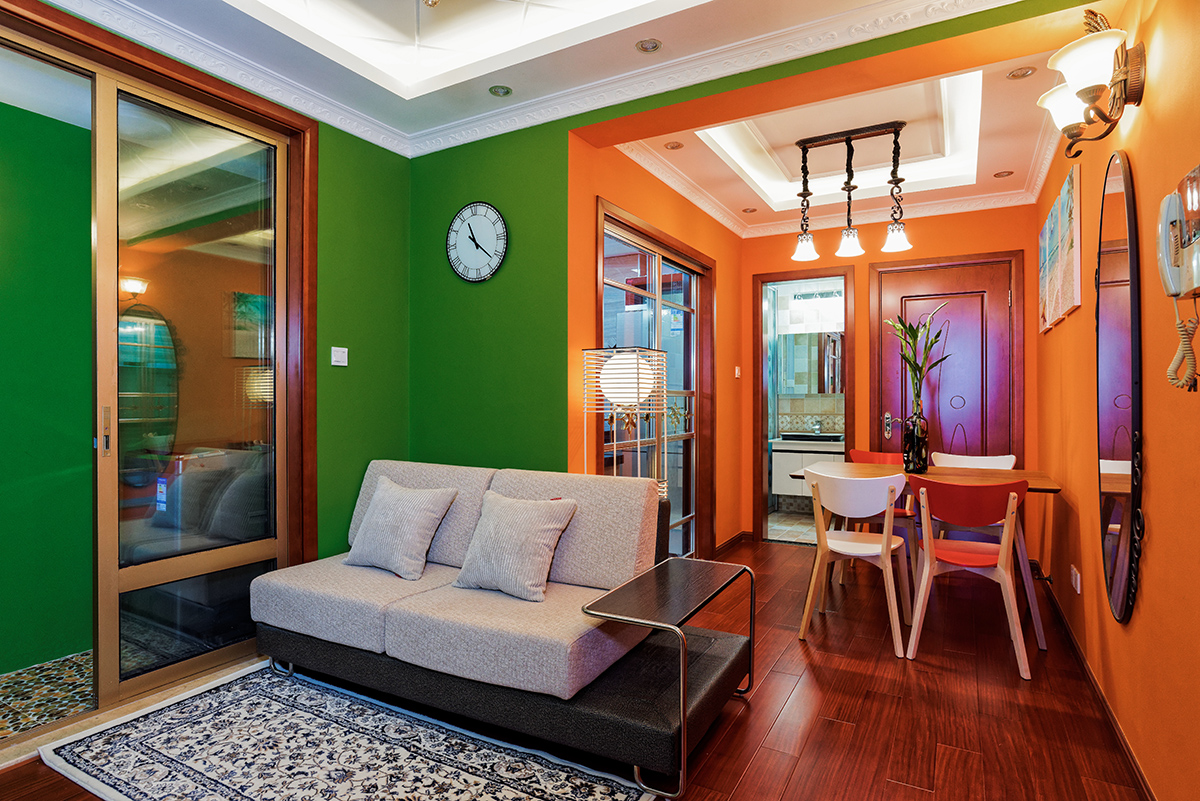 客廳：客餐廳的空間起初很狹窄，廚房墻體突出餐廳很多，餐廳旁邊起初有一個儲藏室，這個儲藏室的位置和衛(wèi)生間的整體性很差，經(jīng)過改造后，客餐廳的格局很規(guī)整，空間被拉伸，客餐廳的格局很特別，打破了傳統(tǒng)的擺放格局，很隨性，整個空間墻面用了兩種色彩，了解了業(yè)主的心思后，最后給客戶定位了綠色、橙色。為了讓空間層次感更強烈點，吊頂采用了雙層藝術(shù)造型，更襯托了業(yè)主的膽大心細(xì)的特點。
