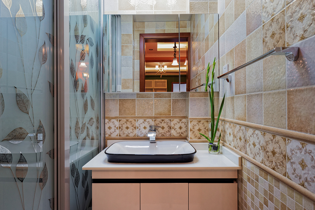 衛(wèi)生間：了解到衛(wèi)生間，設(shè)計師給客戶的建議是：干區(qū)濕區(qū)分開，這樣的設(shè)計也是為了襯托主任公的超前想法，整個衛(wèi)生間采用了層次感很強的田園風(fēng)格的墻地磚搭配。低調(diào)奢華的感覺！
