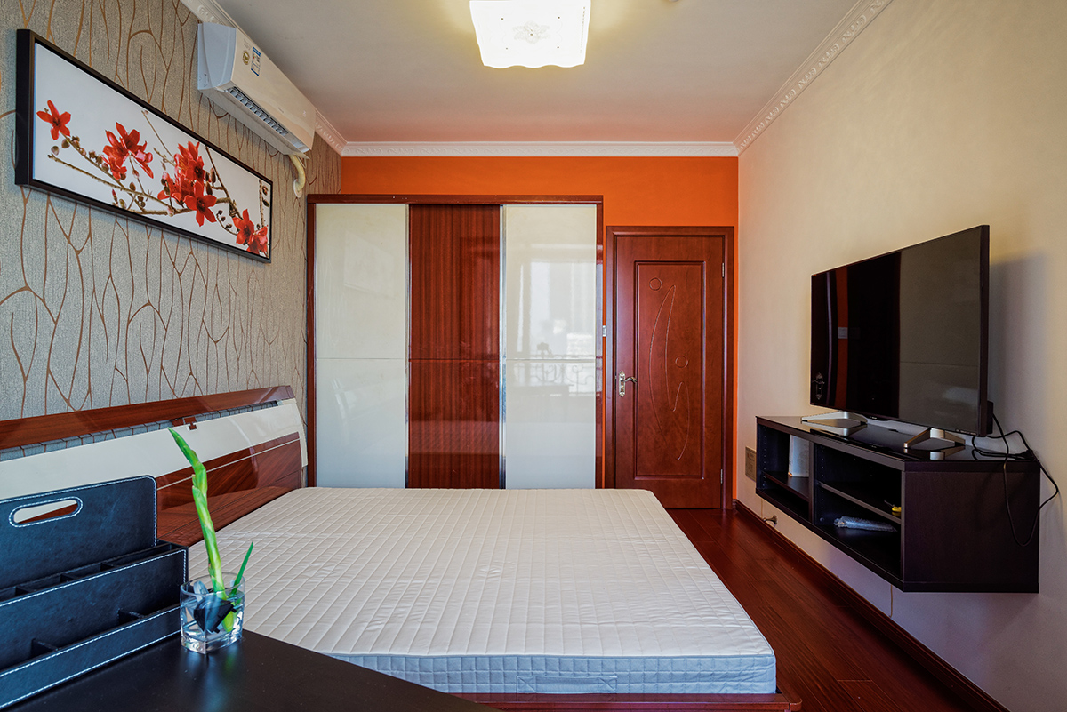 臥室：提到臥室更有品味了，功能性具備的同時，還體現(xiàn)出主人公的灑脫，原始功能的陽臺規(guī)劃到臥室空間，顯的空間感擴(kuò)大，充足的陽光照射使得身心更加積極健康，一個私人工作的功能也充分滿足了。整個空間用色不受約束，整體感覺很舒服很踏實很安靜！