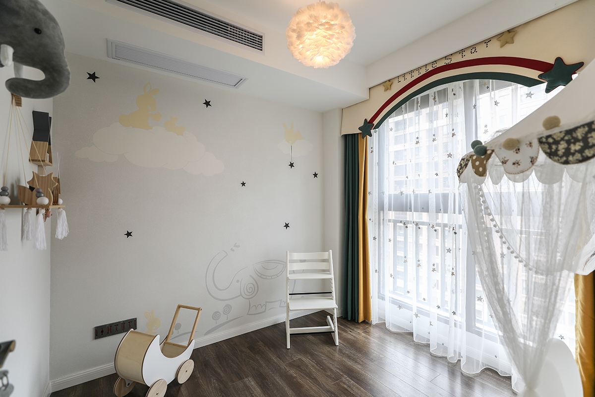 書房目前給寶寶做為玩耍區(qū)，簡單大氣，沒有做太多的裝飾，通過未來需求來布置。
