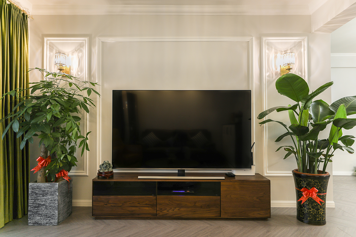 背景設(shè)計(jì)簡單大氣，幾天簡單的石膏線條勾勒除了背景墻的整體效果。
