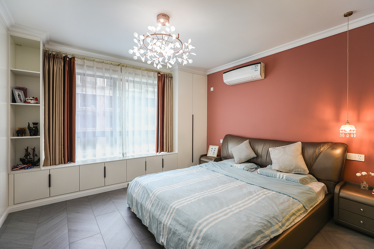 主臥可以說是整個(gè)房間的亮點(diǎn)，背景墻選用了女主人喜歡的橘粉色用色大膽?？拷龊踹@面墻做了一整面收納柜，同時(shí)也多出了一個(gè)飄窗。主衛(wèi)谷倉門的設(shè)計(jì)是房間的點(diǎn)睛之筆，時(shí)尚美觀而且實(shí)用。
