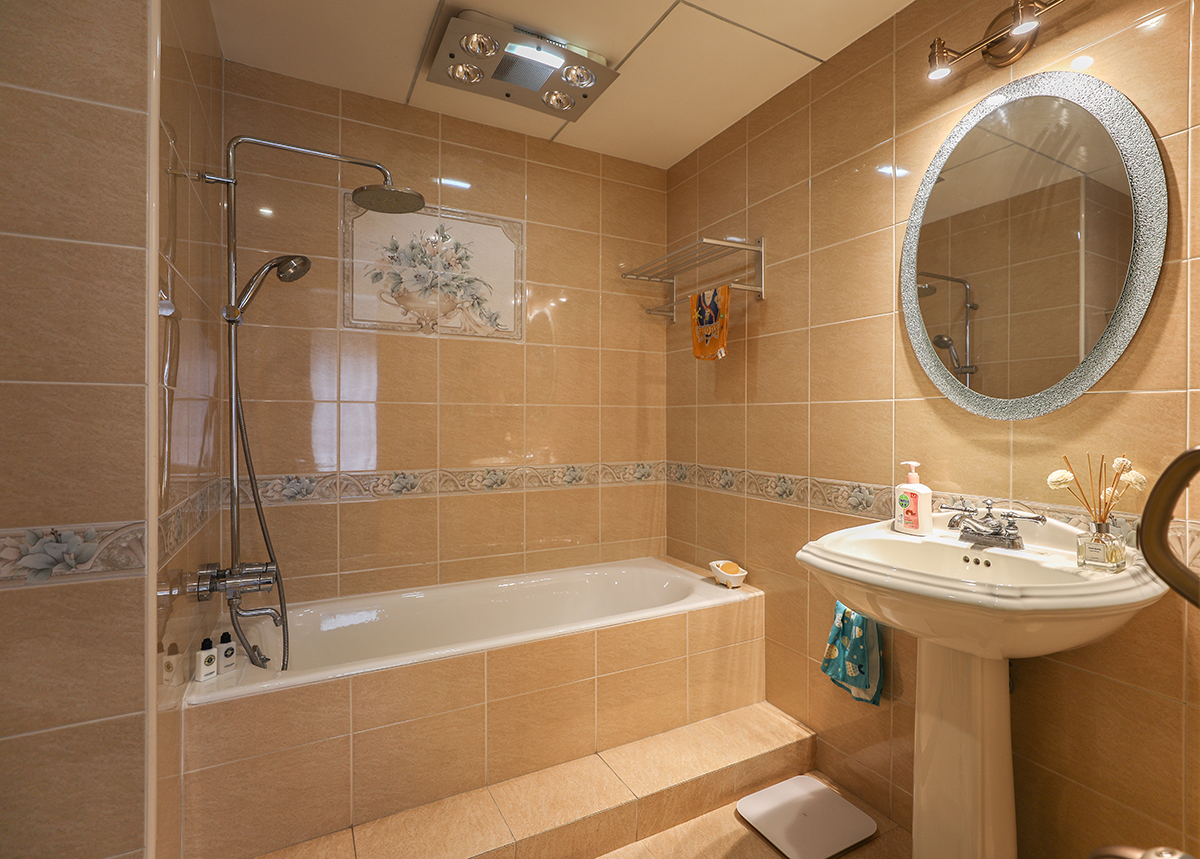 衛(wèi)生間充分利用空間，簡單大氣。整體灰色系，也易于打理方便清潔。
