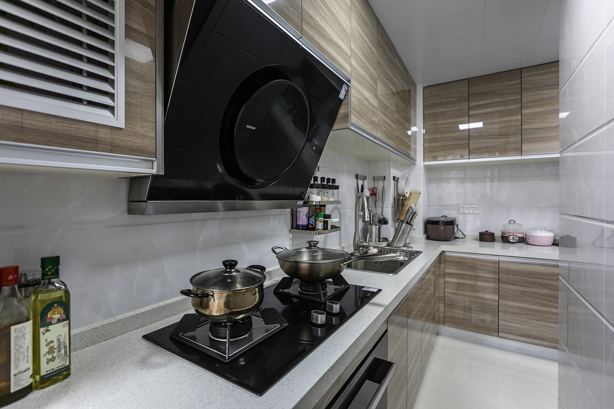 再配以金屬燈盞以及灰色的窗簾使整個空間透露出一種古典自然又富有生機的舒適美。讓人不覺有一種舒適自然的放松感。。
