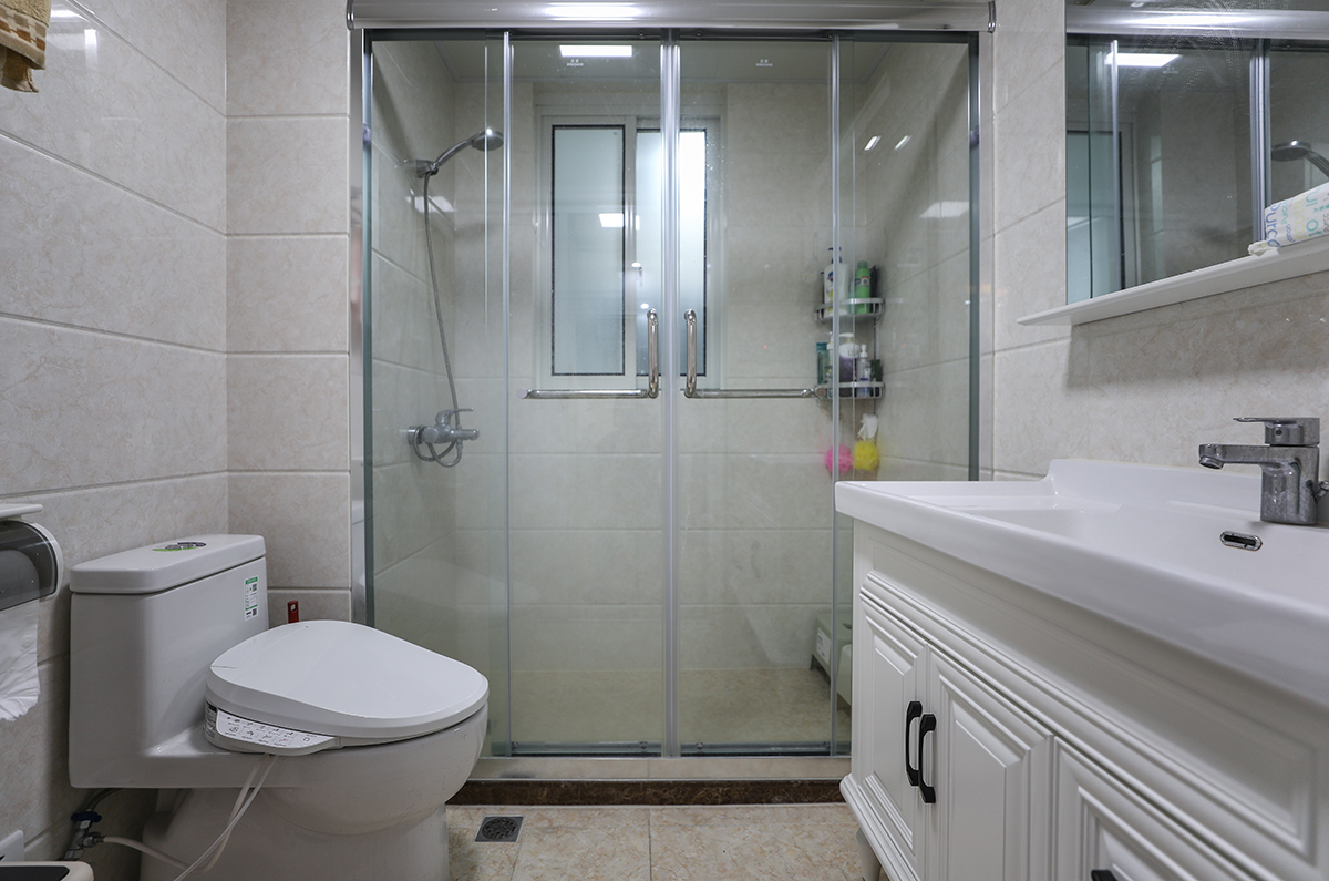 潔明快的色采搭配讓家看上去更加地明媚而充滿陽光的味道，這類型型木紋的櫥柜面板和白色的瓷磚背景墻之間的組合搭配是非常出色的，休閑意味非常地濃郁。
