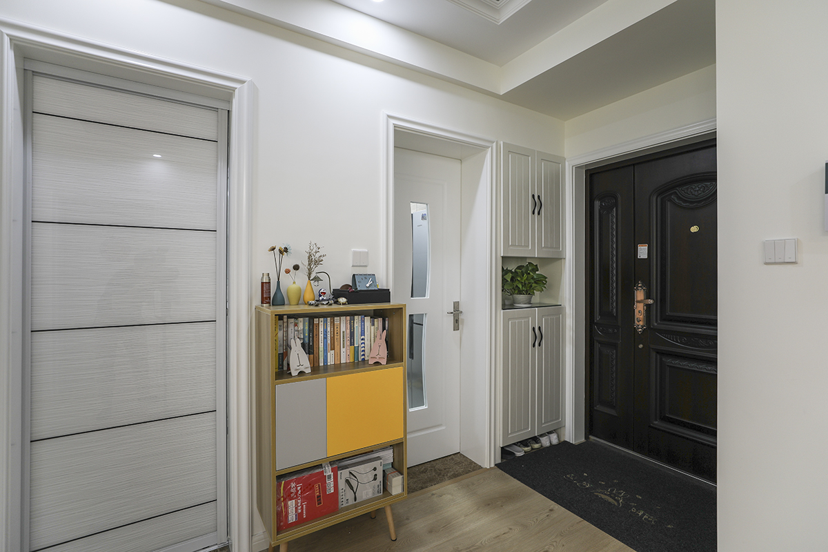 這是最常見、典型的小衛生間裝修設計，不足8平米的小衛生間里，用玻璃推拉門劃分兩個區域：一邊是淋浴獨享、一邊再細分為日常生活使用。這樣裝修小衛生間，實用簡單又節省。