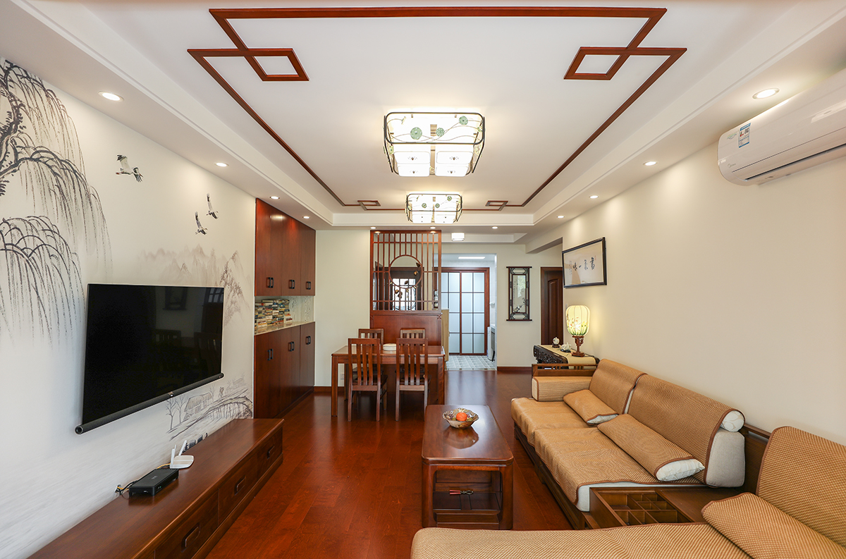 業(yè)主要求裝修必須穩(wěn)重大氣，并且具體文化氣息。新中式風(fēng)格非常適合這樣的戶型，在家具和配飾上基本延續(xù)了現(xiàn)代新中式風(fēng)格的特點，單純，自然，充滿個性化。明亮的美式風(fēng)格優(yōu)質(zhì)高透玻璃燈罩，搭配質(zhì)感奢華的壁紙，在實木家具的襯托下，彰顯著主人生活品質(zhì)。
