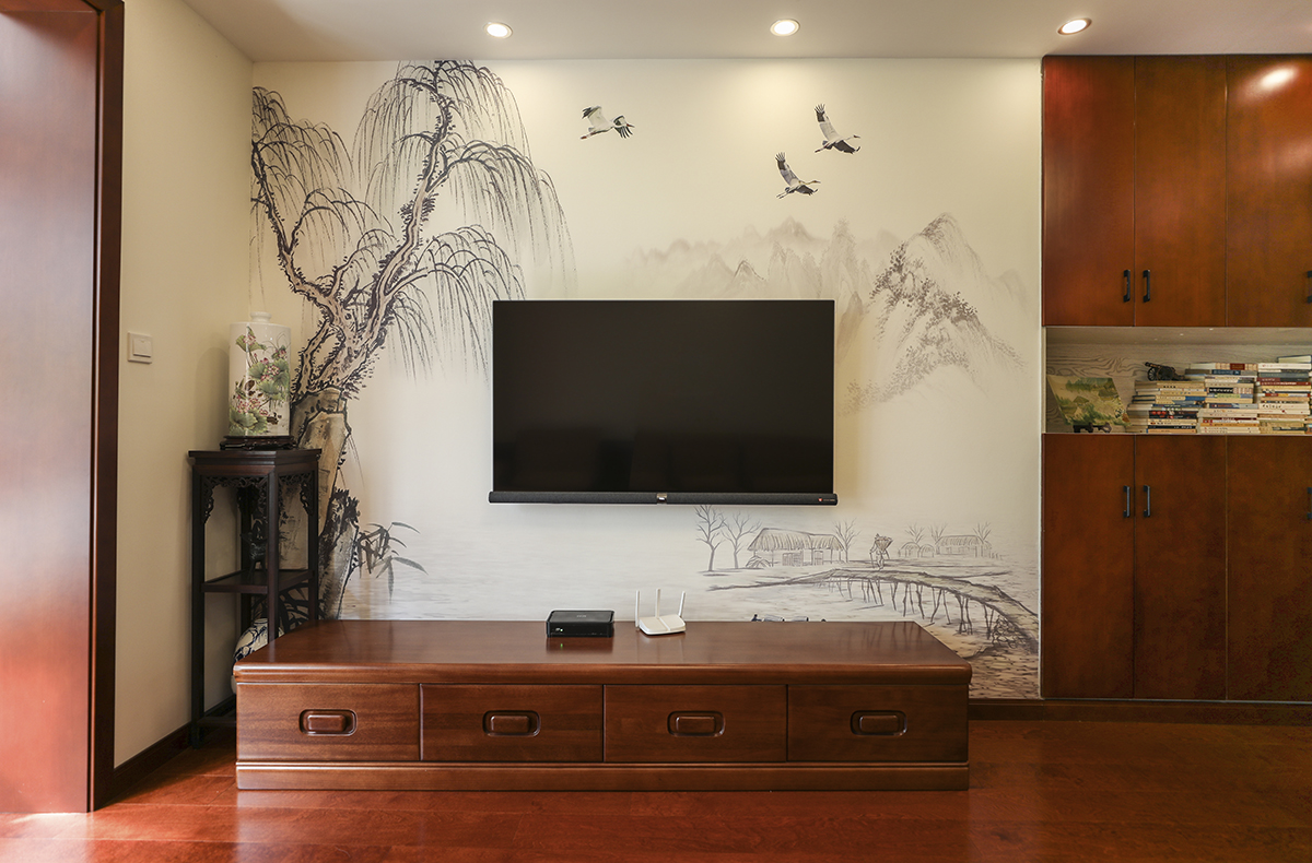 業(yè)主要求裝修必須穩(wěn)重大氣，并且具體文化氣息。新中式風(fēng)格非常適合這樣的戶型，在家具和配飾上基本延續(xù)了現(xiàn)代新中式風(fēng)格的特點，單純，自然，充滿個性化。明亮的美式風(fēng)格優(yōu)質(zhì)高透玻璃燈罩，搭配質(zhì)感奢華的壁紙，在實木家具的襯托下，彰顯著主人生活品質(zhì)。
