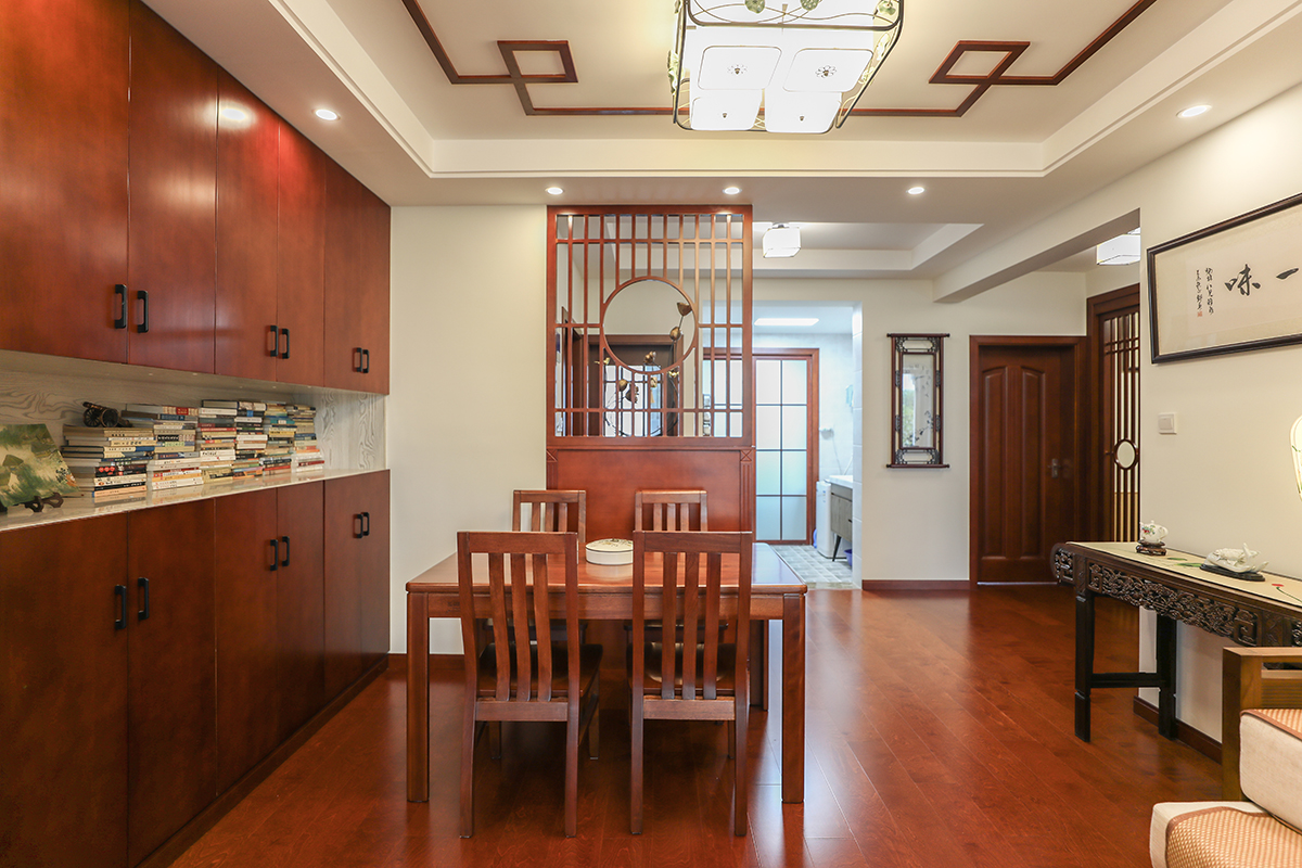 業(yè)主要求裝修必須穩(wěn)重大氣，并且具體文化氣息。新中式風(fēng)格非常適合這樣的戶型，在家具和配飾上基本延續(xù)了現(xiàn)代新中式風(fēng)格的特點，單純，自然，充滿個性化。明亮的美式風(fēng)格優(yōu)質(zhì)高透玻璃燈罩，搭配質(zhì)感奢華的壁紙，在實木家具的襯托下，彰顯著主人生活品質(zhì)。
