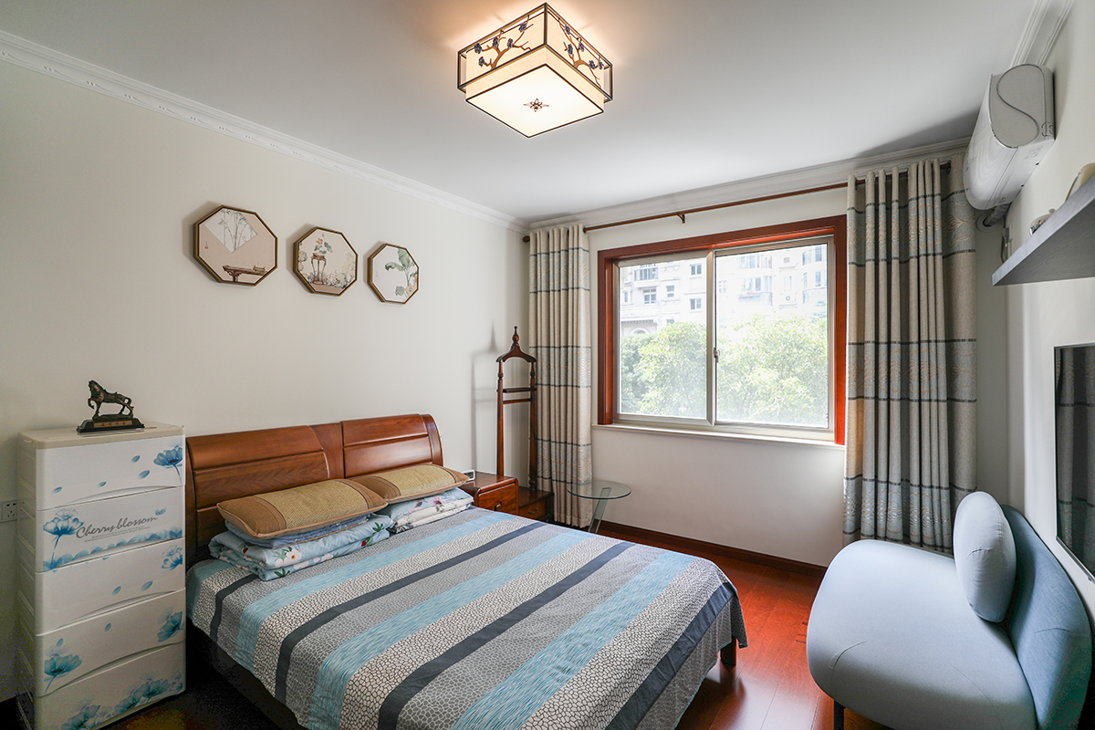 業(yè)主要求裝修必須穩(wěn)重大氣，并且具體文化氣息。新中式風(fēng)格非常適合這樣的戶型，在家具和配飾上基本延續(xù)了現(xiàn)代新中式風(fēng)格的特點，單純，自然，充滿個性化。明亮的美式風(fēng)格優(yōu)質(zhì)高透玻璃燈罩，搭配質(zhì)感奢華的壁紙，在實木家具的襯托下，彰顯著主人生活品質(zhì)。
