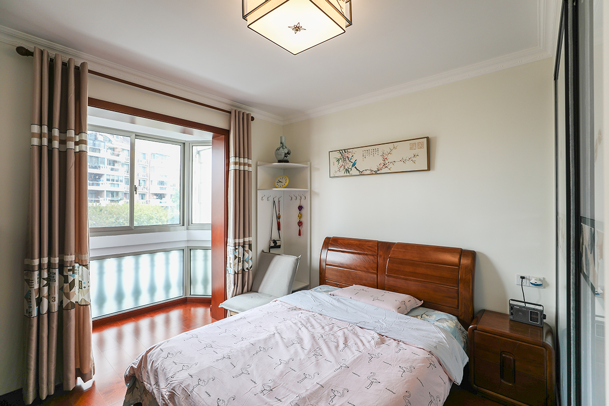 業(yè)主要求裝修必須穩(wěn)重大氣，并且具體文化氣息。新中式風(fēng)格非常適合這樣的戶型，在家具和配飾上基本延續(xù)了現(xiàn)代新中式風(fēng)格的特點，單純，自然，充滿個性化。明亮的美式風(fēng)格優(yōu)質(zhì)高透玻璃燈罩，搭配質(zhì)感奢華的壁紙，在實木家具的襯托下，彰顯著主人生活品質(zhì)。
