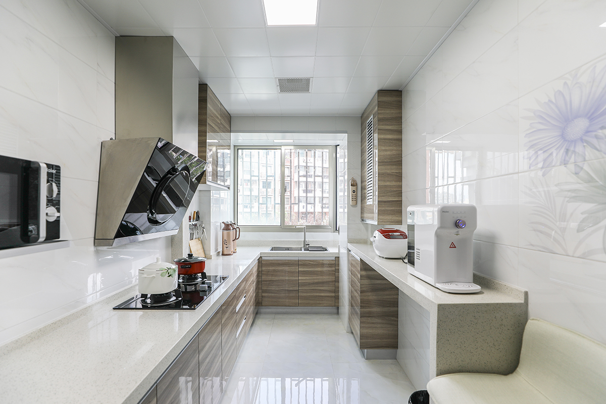 業(yè)主要求裝修必須穩(wěn)重大氣，并且具體文化氣息。新中式風(fēng)格非常適合這樣的戶型，在家具和配飾上基本延續(xù)了現(xiàn)代新中式風(fēng)格的特點，單純，自然，充滿個性化。明亮的美式風(fēng)格優(yōu)質(zhì)高透玻璃燈罩，搭配質(zhì)感奢華的壁紙，在實木家具的襯托下，彰顯著主人生活品質(zhì)。
