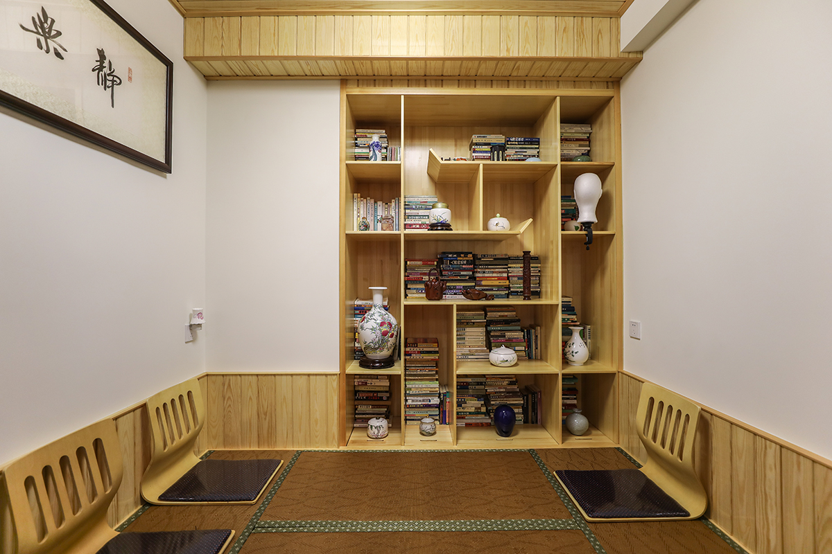 業(yè)主要求裝修必須穩(wěn)重大氣，并且具體文化氣息。新中式風(fēng)格非常適合這樣的戶型，在家具和配飾上基本延續(xù)了現(xiàn)代新中式風(fēng)格的特點，單純，自然，充滿個性化。明亮的美式風(fēng)格優(yōu)質(zhì)高透玻璃燈罩，搭配質(zhì)感奢華的壁紙，在實木家具的襯托下，彰顯著主人生活品質(zhì)。
