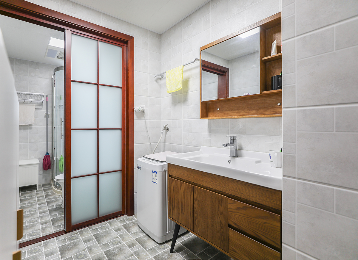 業(yè)主要求裝修必須穩(wěn)重大氣，并且具體文化氣息。新中式風(fēng)格非常適合這樣的戶型，在家具和配飾上基本延續(xù)了現(xiàn)代新中式風(fēng)格的特點，單純，自然，充滿個性化。明亮的美式風(fēng)格優(yōu)質(zhì)高透玻璃燈罩，搭配質(zhì)感奢華的壁紙，在實木家具的襯托下，彰顯著主人生活品質(zhì)。