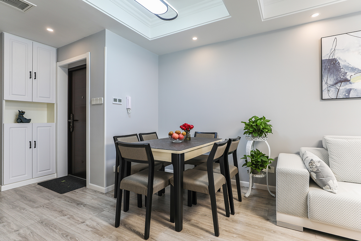 為了能讓自己的生活更加便捷，業主打算將房子重新翻修一下。設計師采用較為溫馨且不顯低俗的暖色調，從而在整體裝修風格中營造出雖不驚艷但也不俗且精致的美。設計和工藝上都擁有自己的獨到之處，在風格上也沿襲現代簡約一貫的特點：精煉簡潔、造型緊湊和線條明快。
