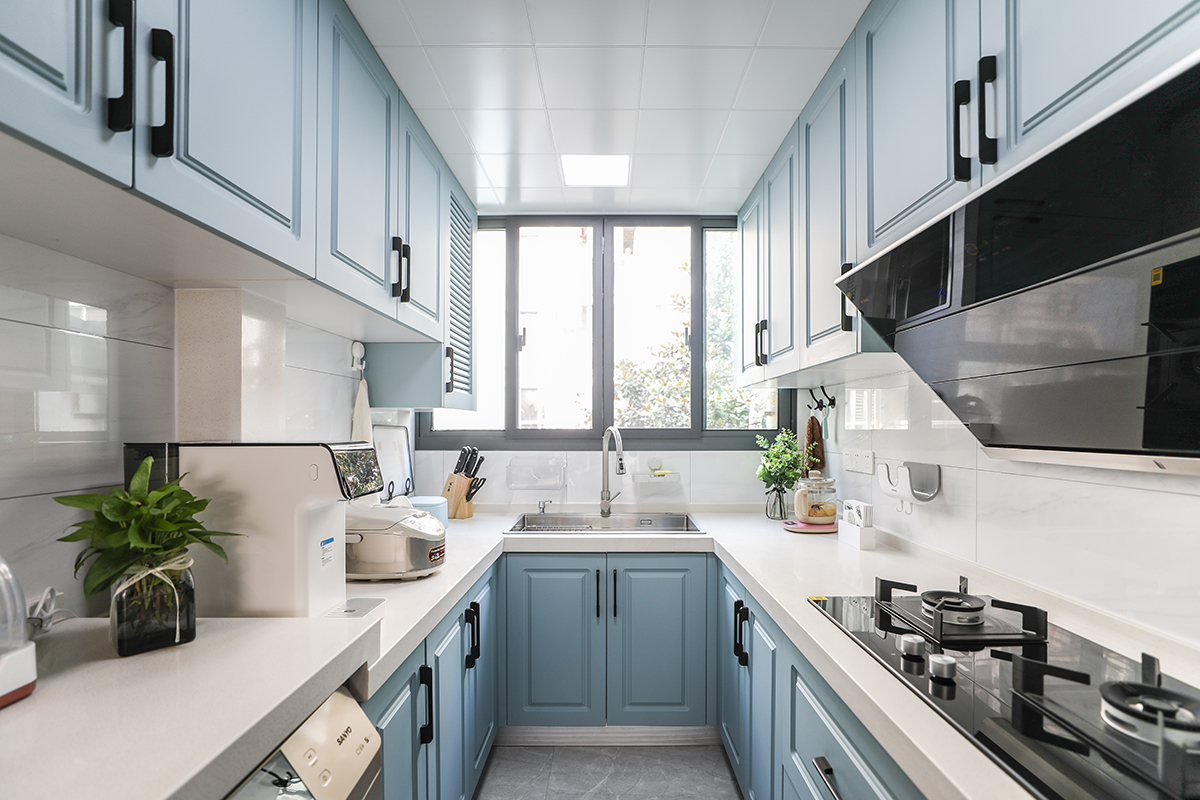 為了能讓自己的生活更加便捷，業主打算將房子重新翻修一下。設計師采用較為溫馨且不顯低俗的暖色調，從而在整體裝修風格中營造出雖不驚艷但也不俗且精致的美。設計和工藝上都擁有自己的獨到之處，在風格上也沿襲現代簡約一貫的特點：精煉簡潔、造型緊湊和線條明快。
