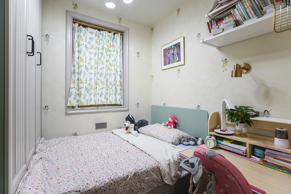 由于空間相對較小，所以選用榻榻米，增加了不少的儲物空間。墻面墻布，顏色比較溫馨。掛壁式的書架顯得空間不那么壓抑。
