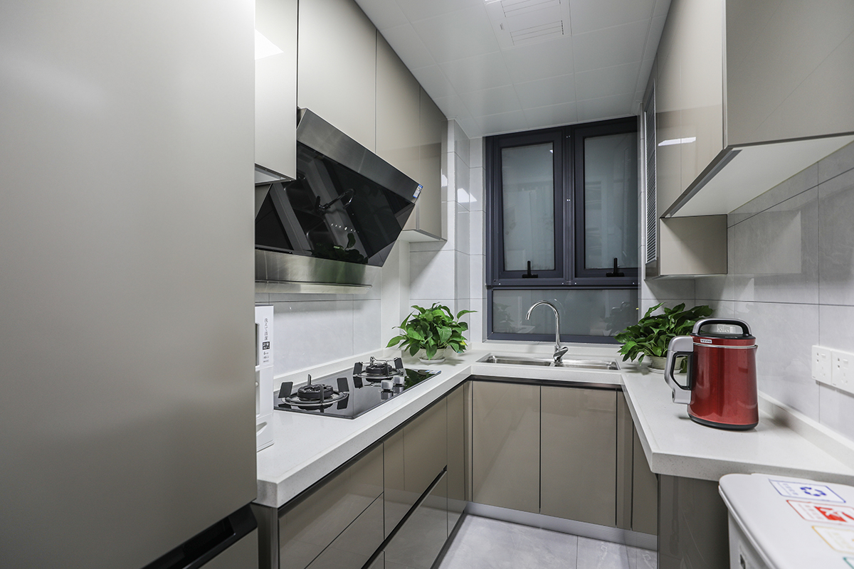 廚房操作平臺的高度根據主人最舒適的高度設計，顏色色彩簡潔、干凈。
