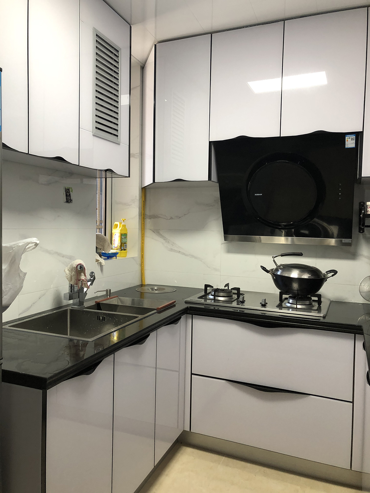 廚房采用U字形臺面，操作平臺的高度根據主人最舒適的高度設計，顏色色彩簡潔、干凈。
