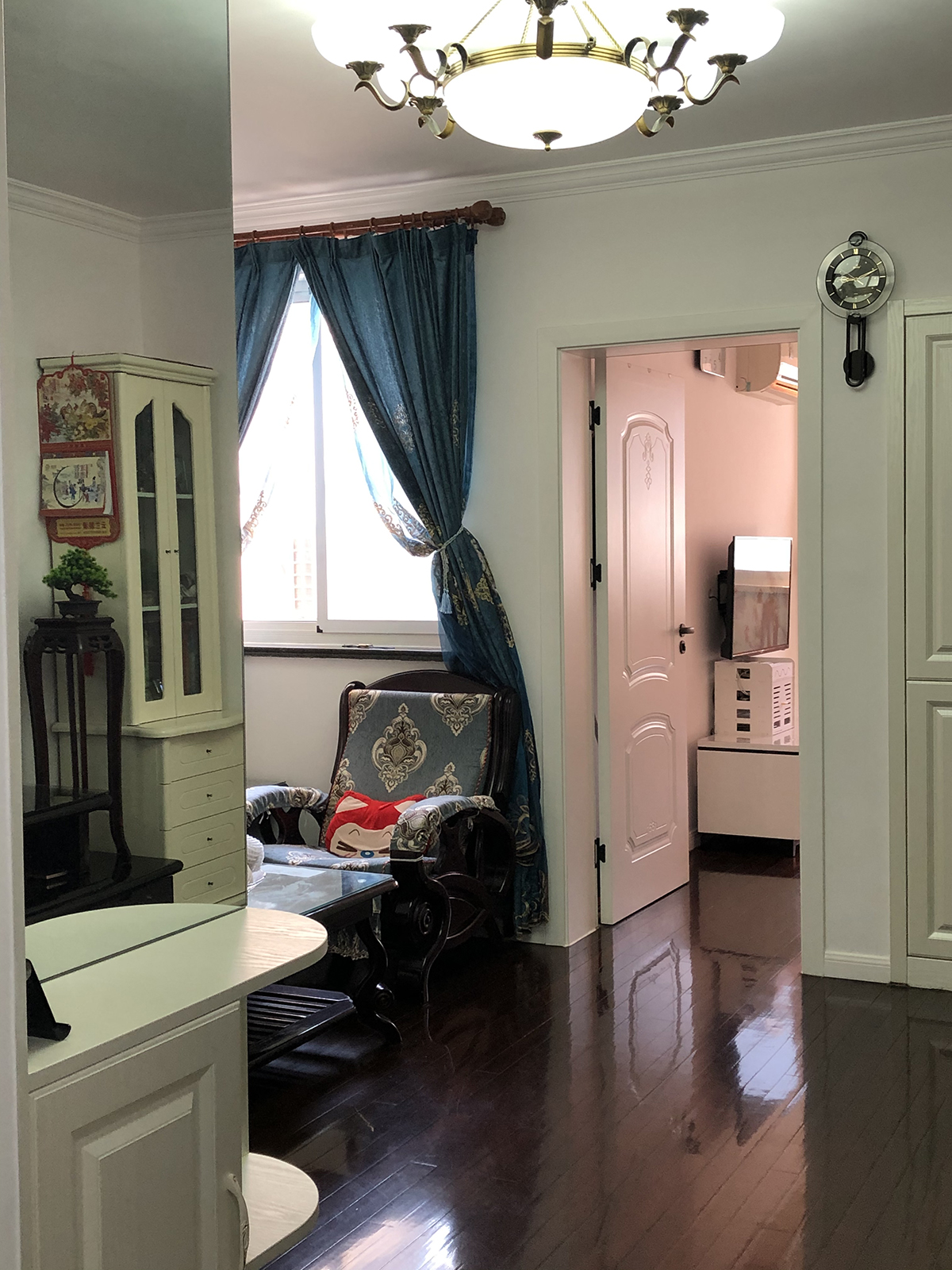 餐廳頂面做了回字形吊頂，讓客廳與餐廳有一個區分，墻面采用白色基調，整個空間顯得比較簡潔。
