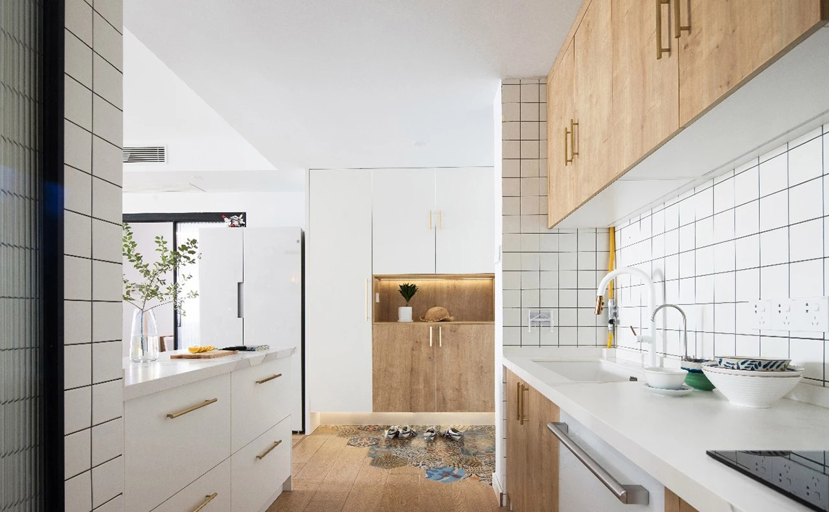 廚房：開(kāi)放式廚房，做足了收納柜。內(nèi)嵌式洗碗機(jī)解放雙手，懶得收拾就統(tǒng)統(tǒng)丟進(jìn)去吧，及時(shí)行樂(lè)才是王道。吧臺(tái)進(jìn)一步打開(kāi)了烹飪的操作空間，臺(tái)下儲(chǔ)物拉籃收納實(shí)力十足。餐桌緊接吧臺(tái)，米飯剛剛冒出香味，就被你聞見(jiàn)了，別急別急，熱騰騰的美味菜肴馬上就位。
