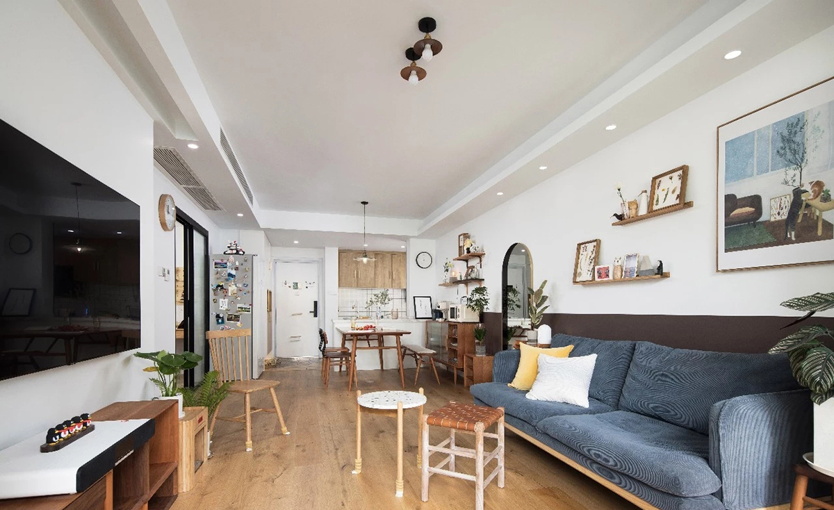 客餐廳：餐廳與客廳一體式的開(kāi)放格局，讓整個(gè)空間通透明亮，溫潤(rùn)的原木地板滿是溫暖的感覺(jué)。打開(kāi)門(mén)就看到你盈盈的笑臉，“我回來(lái)了”，安心就是知道你一直都在。整體空間無(wú)主燈設(shè)計(jì)，利用射燈與燈帶，營(yíng)造了溫馨的氣氛。燈芯絨的大沙發(fā)又暖又舒服，就像一個(gè)懷抱。茶余飯后窩在里面看最愛(ài)的紀(jì)錄片，一起為這世界的美好而感動(dòng)。
