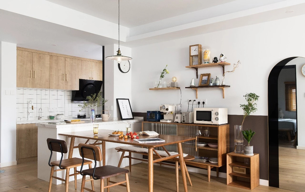 通體墻面上的收納架，擺滿了過(guò)往的回憶，小小的置物架滿滿當(dāng)當(dāng)?shù)挥行颉追?huà)與小物相得益彰，在燈光的渲染下顯得格外溫馨，一點(diǎn)一滴全部都是生活的味道。
