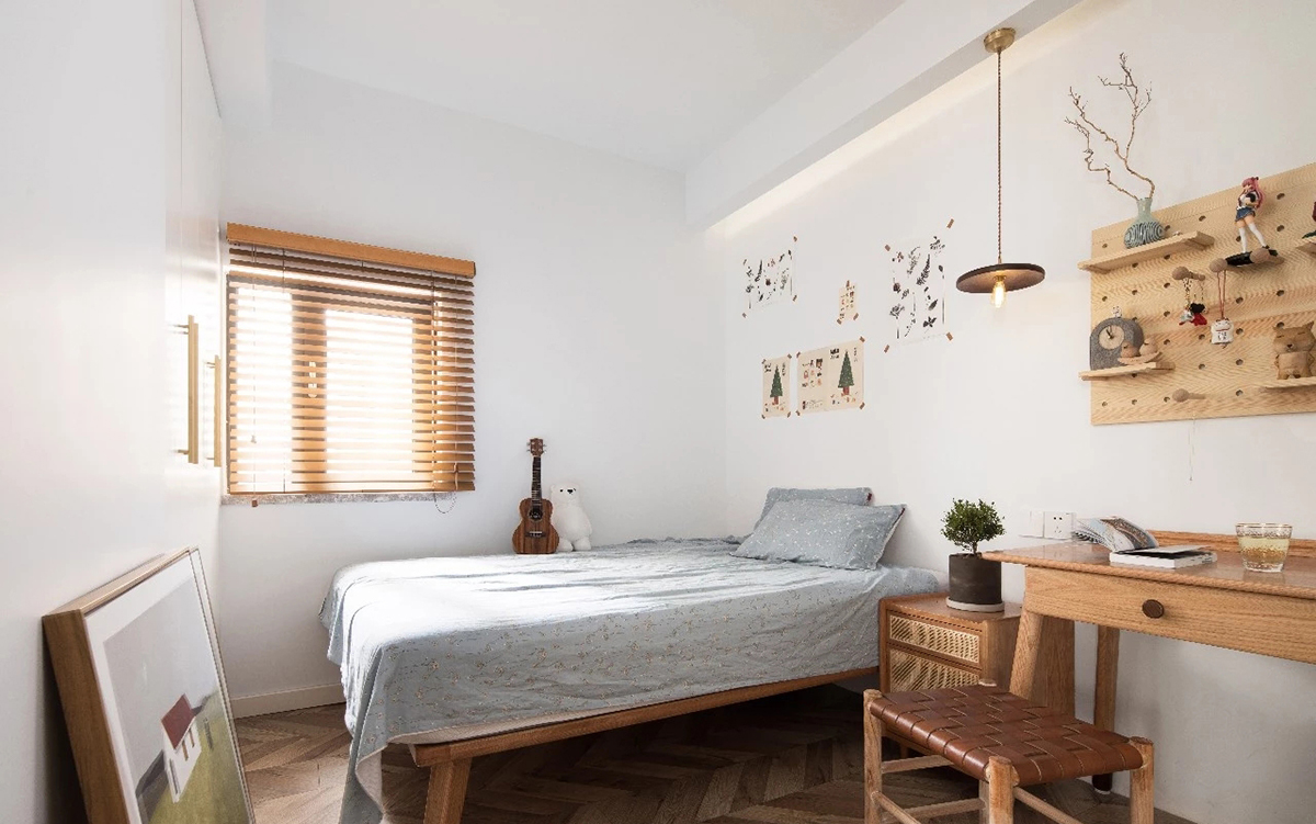 次臥室：由于房間本身的采光條件欠佳，房門(mén)采用長(zhǎng)虹玻璃把客廳大把的自然光引進(jìn)室內(nèi)，窄邊框的設(shè)計(jì)讓拉門(mén)時(shí)候時(shí)手感輕盈，窗口百葉窗的設(shè)計(jì)也讓采光更加充分了。
