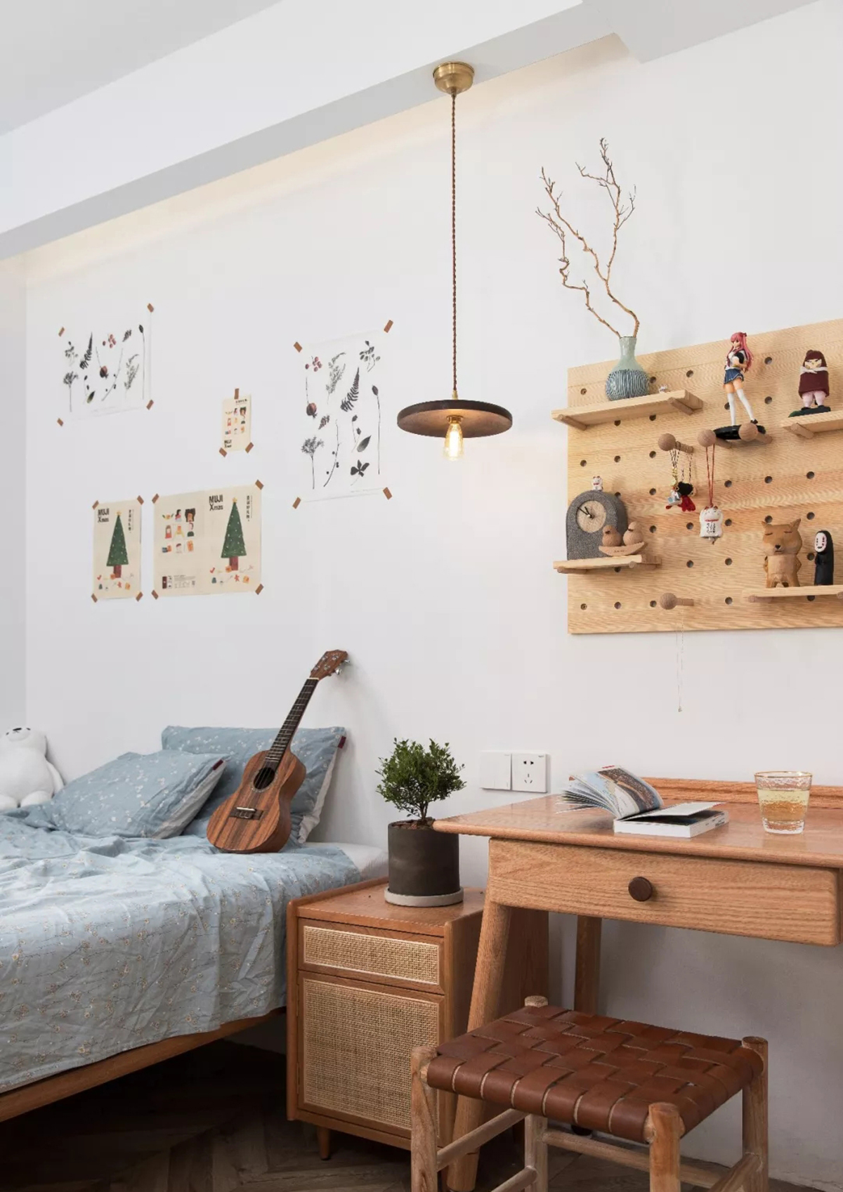 這是一套二手房改造的項(xiàng)目，距離前任業(yè)主裝修，已經(jīng)過(guò)去8年多了。改造前的現(xiàn)場(chǎng)格局擁擠，狀況不佳，陳舊雜亂，我們把能拆的所有墻體全部打掉，將空間重組，盡量的開(kāi)放空間，實(shí)現(xiàn)多元化的生活概念。改造后，整個(gè)空間更為通透，實(shí)現(xiàn)一種凝聚，又自由自在的感覺(jué)。這套房業(yè)主打算常住，在收納方面也做足了文章，保證空間通透的同時(shí)把收納做到極致，所有的細(xì)節(jié)都質(zhì)感上乘，耐考究。
