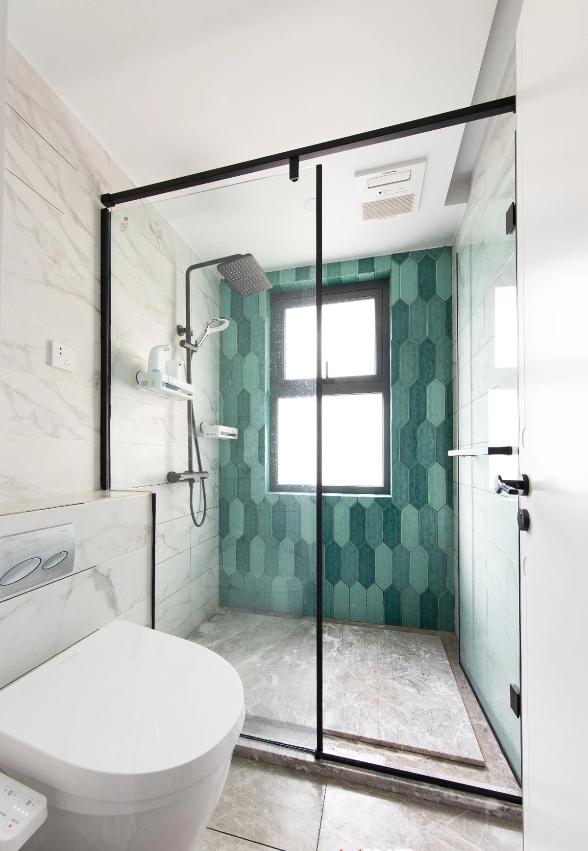 衛(wèi)生間：衛(wèi)生間做了干濕分離，浴區(qū)非常寬敞。智能馬桶提高了生活幸福感，整個(gè)洗手臺(tái)外移，上班前著急出門(mén)也不怕使用沖突了。
