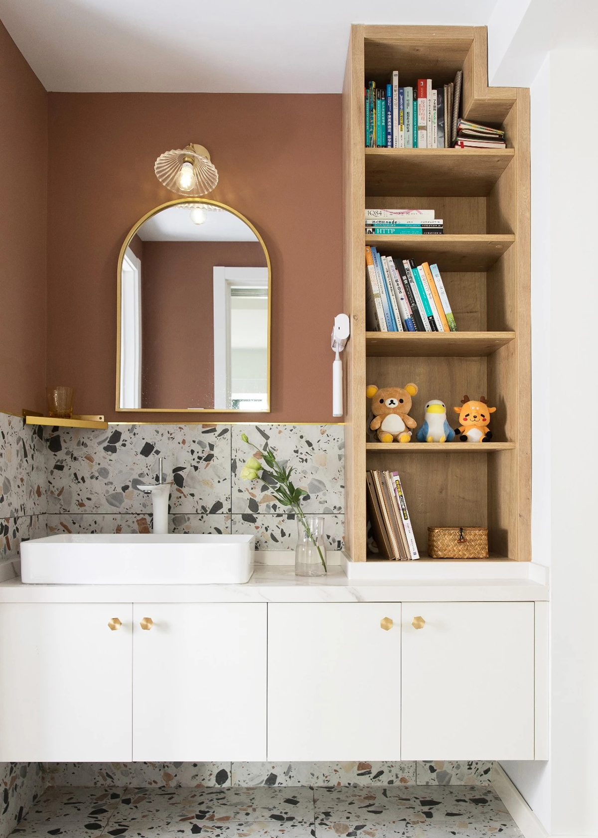 這是一套二手房改造的項(xiàng)目，距離前任業(yè)主裝修，已經(jīng)過(guò)去8年多了。改造前的現(xiàn)場(chǎng)格局擁擠，狀況不佳，陳舊雜亂，我們把能拆的所有墻體全部打掉，將空間重組，盡量的開(kāi)放空間，實(shí)現(xiàn)多元化的生活概念。改造后，整個(gè)空間更為通透，實(shí)現(xiàn)一種凝聚，又自由自在的感覺(jué)。這套房業(yè)主打算常住，在收納方面也做足了文章，保證空間通透的同時(shí)把收納做到極致，所有的細(xì)節(jié)都質(zhì)感上乘，耐考究。