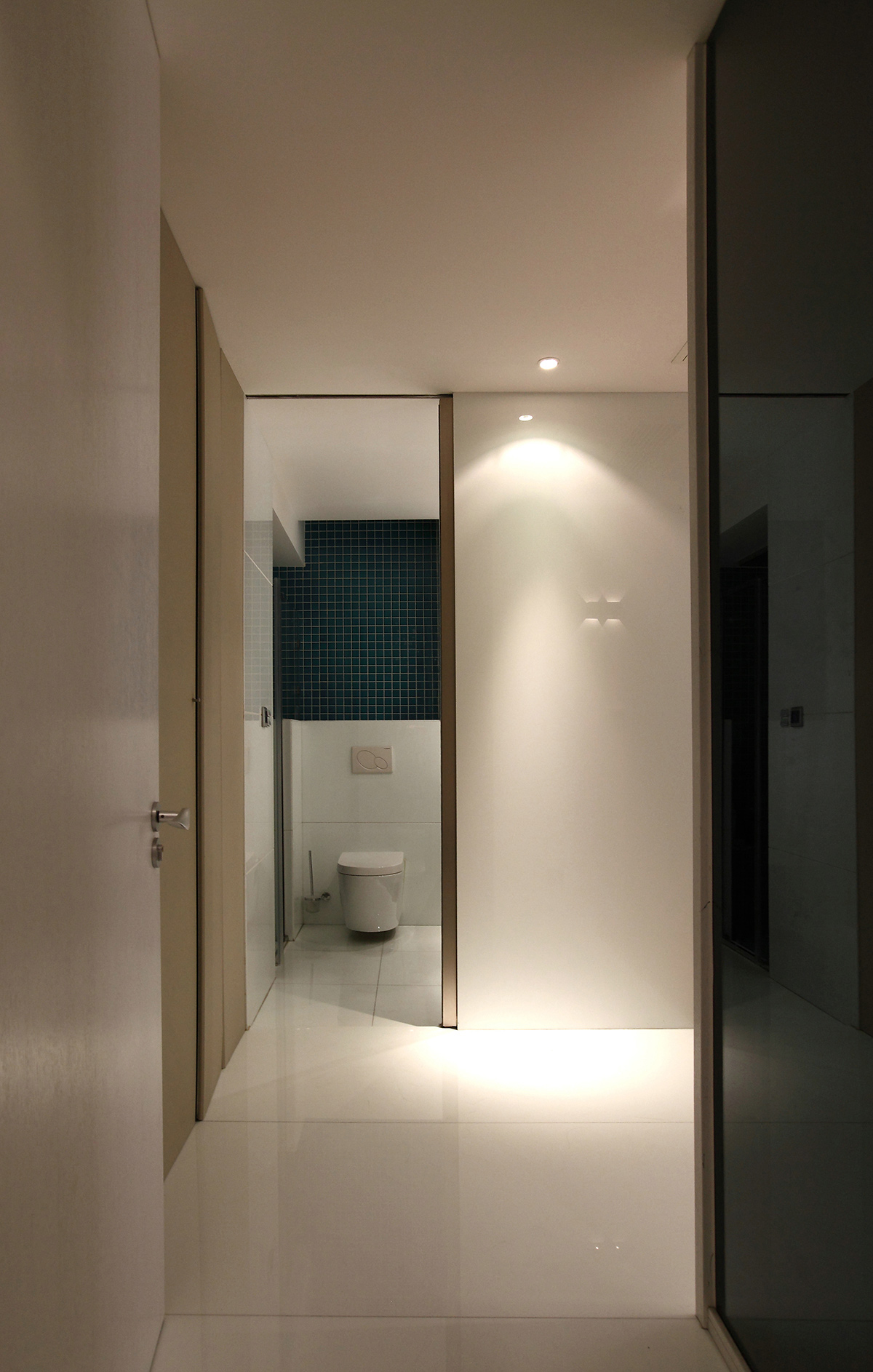 衛生間瓷磚選擇上也是簡約為主，大氣且時尚。
