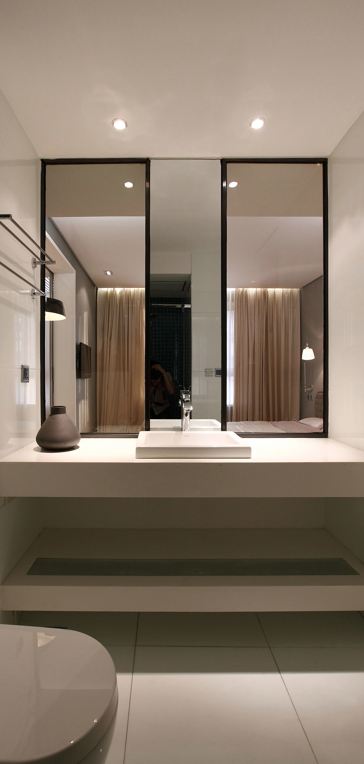 衛生間瓷磚選擇上也是簡約為主，大氣且時尚。
