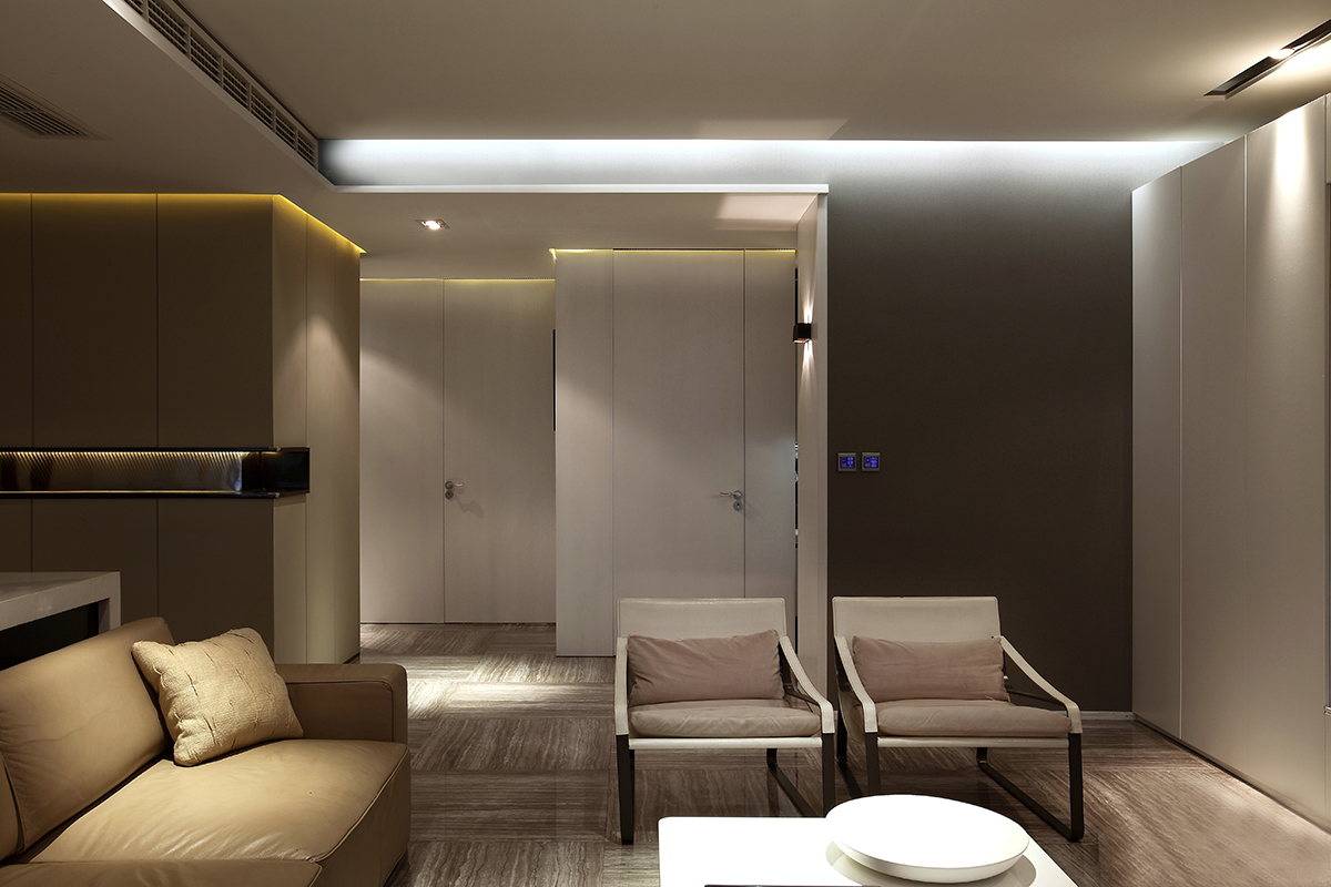 背景墻采用裝飾儲物柜進行裝飾，可以讓客廳的風格更加的有個性和更加獨特，儲物空間也更大。
