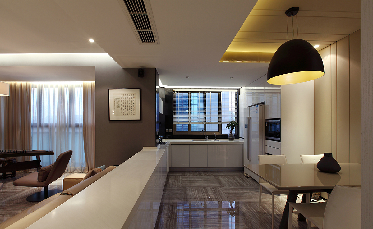 廚房操作平臺的高度根據主人最舒適的高度設計，顏色色彩簡潔、干凈。
