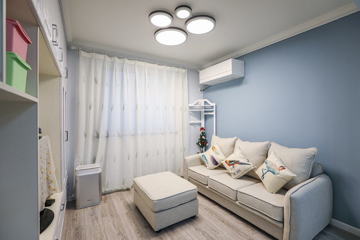 由于客廳寬度不是很寬，所以單放了一個多人沙發，沒有擺置茶幾，背景墻也是選擇主人偏愛的藍色，跳色背景墻顯得這個空間也變得不那么死板，沉悶。
