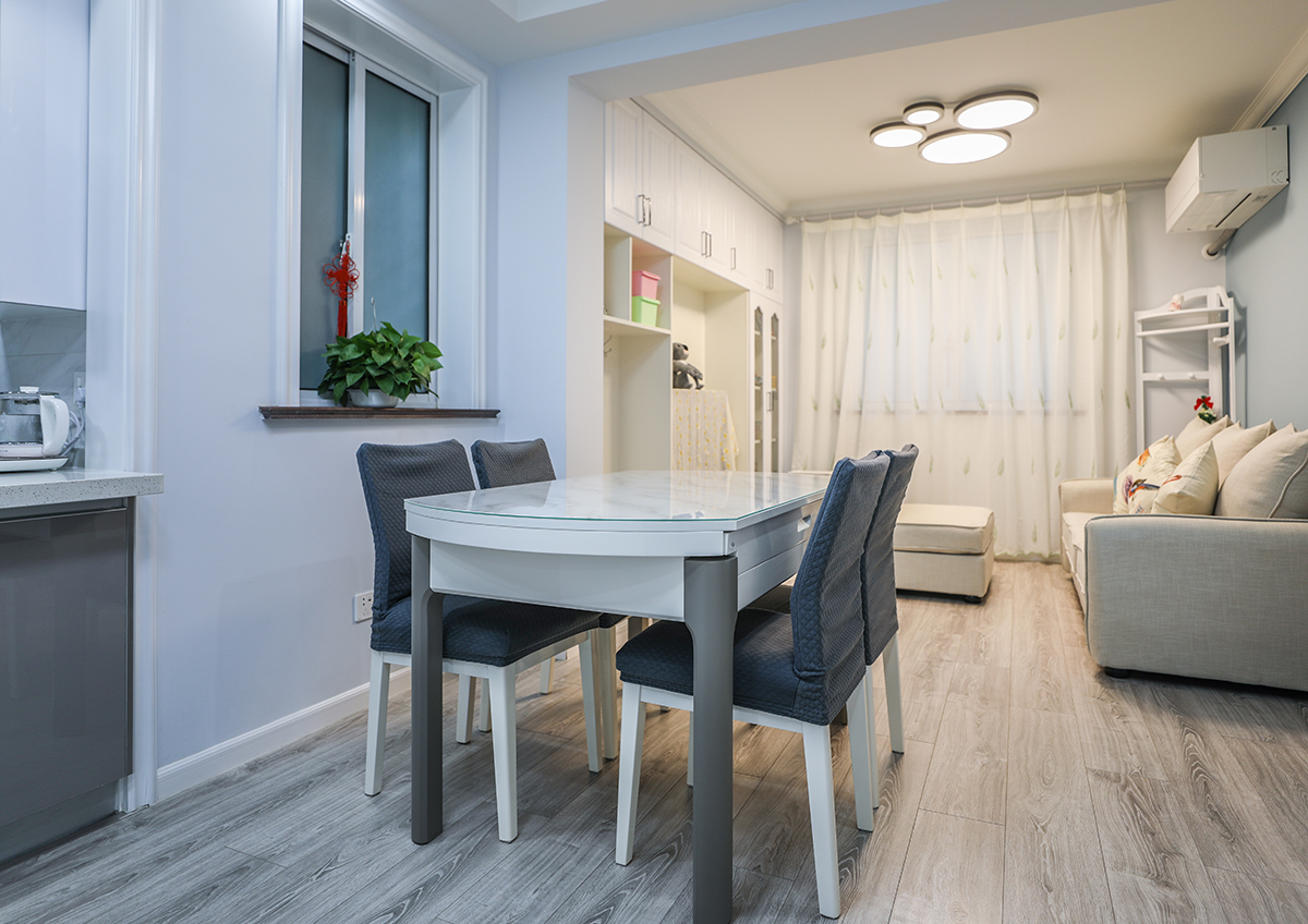 整體空間沒有過多的裝飾和浮夸的線條，選擇了地板作為全屋地面的材質，一是因為地板比地磚腳感要好，也是能襯托出整個空間溫柔的氛圍，使空間變得整體。
