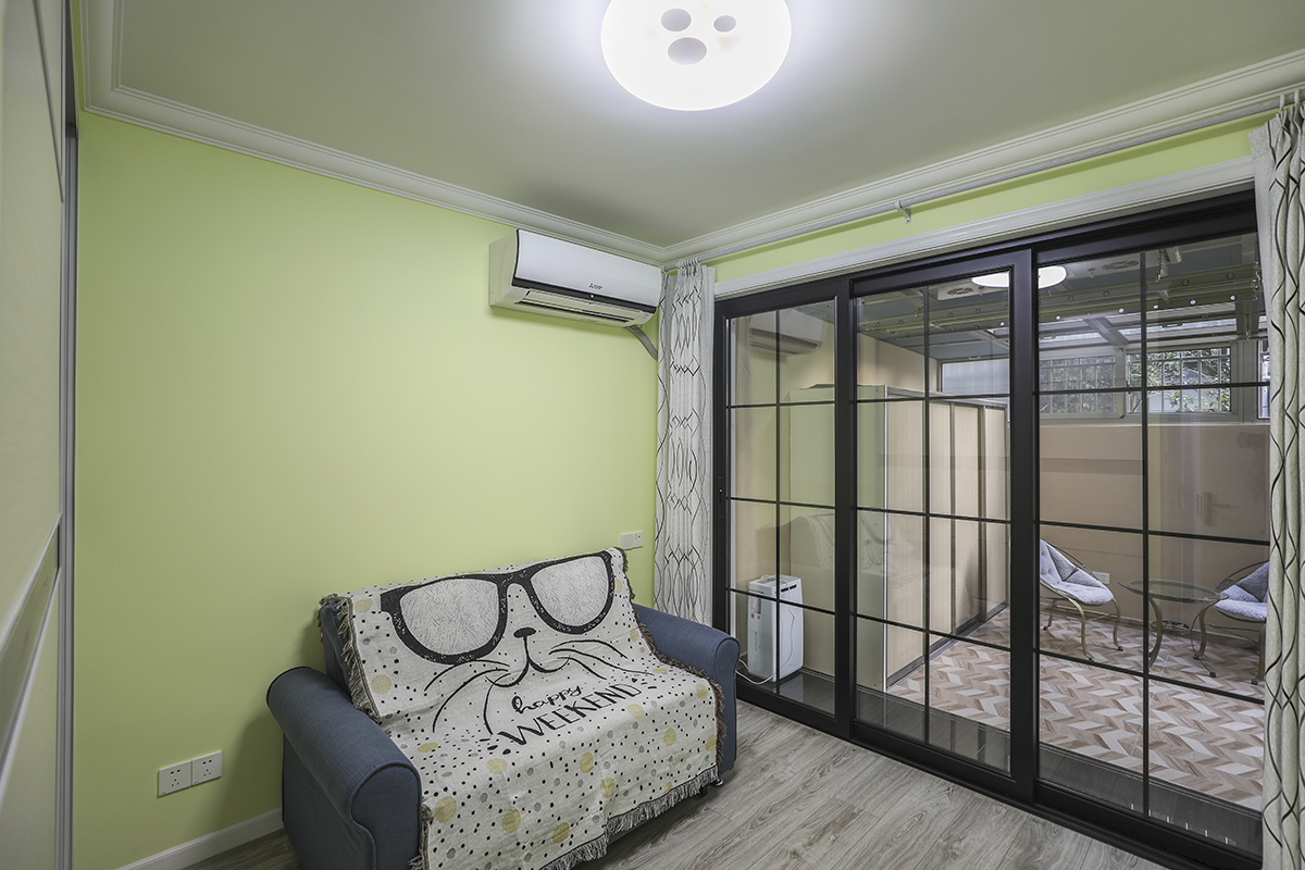 原本這個次臥是作為正常居住的，但是考慮到進出陽臺不是很方便，換置成折疊沙發床，這樣有客人來也方便。房間靠著露臺，采光不是問題，但是既然作為常開放式的，里面也換成清爽的綠色，既有背景，也不顯得沉悶。
