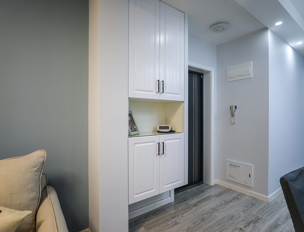 進門玄關處單獨設計了一個懸掛式鞋柜，底部鏤空處可以放拖鞋，方便主人回家后換鞋，中間也做成空白隔斷是為了進門方便放置鑰匙、包包這些隨手的東西，看似簡單的柜子，實則充滿設計。
