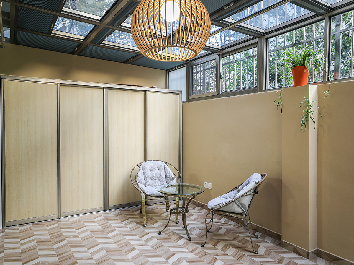 再有就是露臺區域了，屋內原本的舊儲物柜被移到露臺當做雜物柜，配上近似地板的地磚，整個露臺既有本有的洗衣晾衣功能，另添置了一組休閑桌椅，平時陽光好的時候老兩口可以坐在陽臺椅子上看看書曬曬太陽，又實用又浪漫。屋主平時喜歡養花，這個區域也預留了相當大一部分作為綠植養殖區域，愜意。