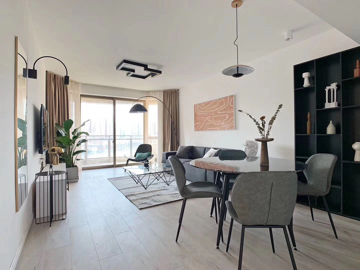 整體空間沒有過多的裝飾和浮夸的線條，選擇了地板作為全屋地面的材質(zhì)，一是因為地板比地磚腳感要好，而是能襯托出整個空間溫柔的氛圍，不因為黑白灰而破壞空間溫度。
