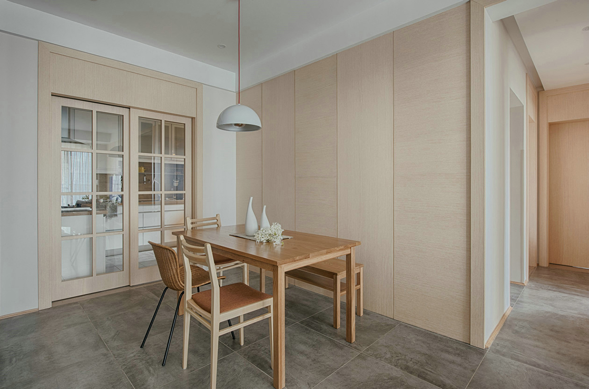 餐廳選用大面積淺系原木作為背景墻，與餐桌餐椅的材質顏色達到了統一，搭配十分和諧，原木色貫穿空間，日式原木氣息干凈又清新。
